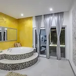 Luxury M *